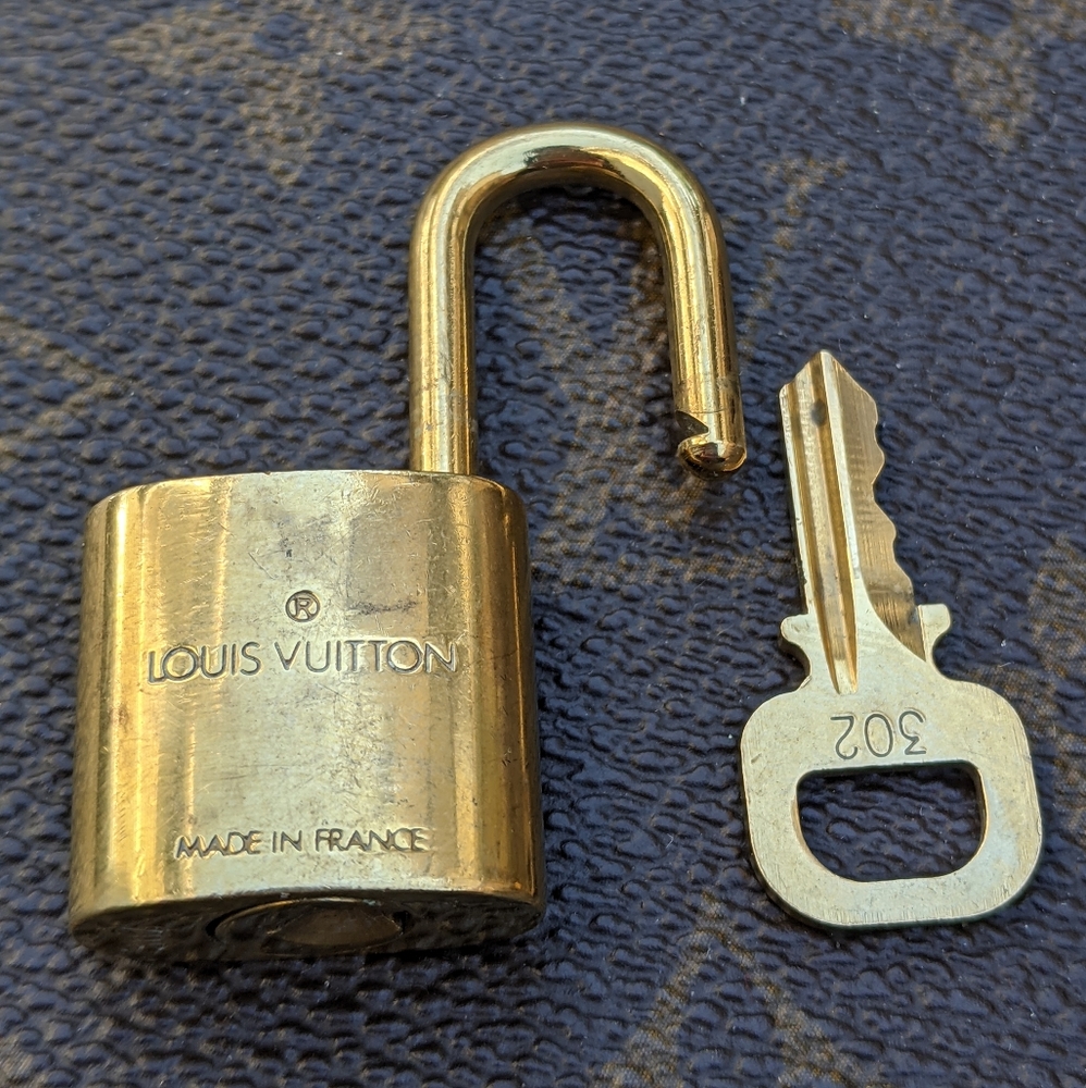 ⭐ #302 vintage Louis Vuitton padlock and ke - Picture 2 of 6